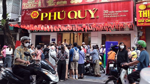 Giá vàng tăng mạnh, người dân vẫn xếp hàng chờ mua dù khan hiếm