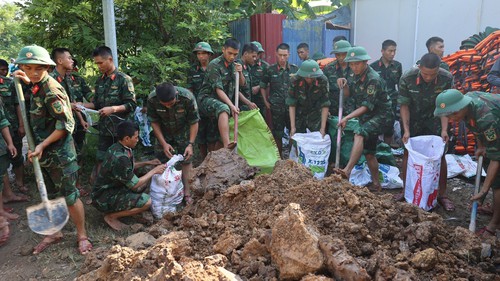 Tình người trong bão lũ: Gian nan nhưng không đơn độc