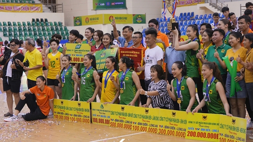 Đội bóng của Trần Thị Thanh Thúy nhận mưa tiền thưởng khi đánh bại CLB của Bích Tuyền để vô địch