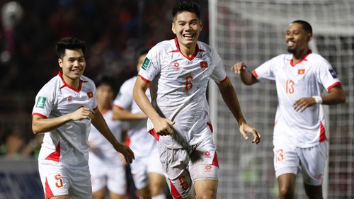 Tin nóng bóng đá Việt Nam hôm nay 18/10: Đội tuyển Việt Nam vượt Indonesia và Malaysia; Đội bóng sinh viên làm nên lịch sử ở giải chuyên nghiệp Việt Nam