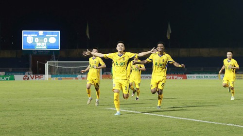 Tin nóng bóng đá Việt Nam hôm nay 19/10: Cầu thủ SLNA nhắc Văn Quyến khi đánh bại Nguyễn Filip; Hoàng Đức được ví như 'người máy'