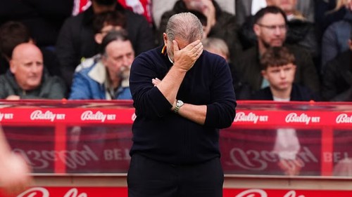 Sau 39 ngày tại vị, một HLV ngoại hạng Anh lại bị sa thải