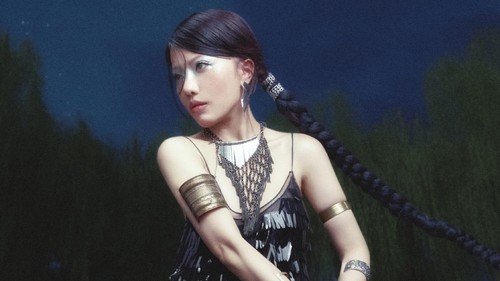 Phùng Khánh Linh và hình tượng thiên nga đen trong album “Giữa một vạn người”