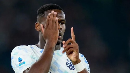 Tân binh Bonny lập kỷ lục, Inter thắng nghẹt thở Roma để lên đầu bảng Serie A