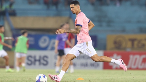 Hai ngày sau khi nhập tịch, Đỗ Hoàng Hên đá chính và đối đầu với Hoàng Đức