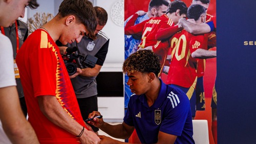 Lamine Yamal ngừng cho chữ ký miễn phí