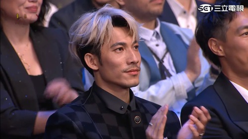 Liên Bỉnh Phát trích tiền thưởng giải Kim Chung cho quỹ hỗ trợ người nhập cư