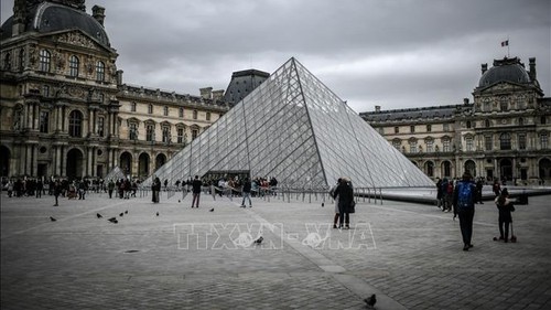 Bảo tàng nổi tiếng Louvre bị đột nhập, mất nhiều trang sức giá trị