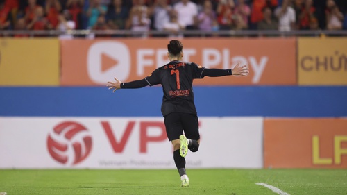 Ngôi sao của Ninh Bình ăn mừng theo phong cách Ronaldo sau khi phá lưới đội bóng cũ ở V-League