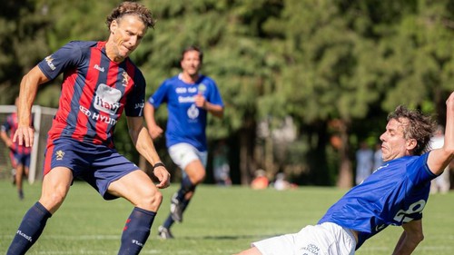 Cựu tiền đạo MU gãy ba xương sườn do va chạm khi thi đấu, phải nhập viện khẩn cấp 