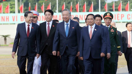 Đại biểu Quốc hội vào Lăng viếng Chủ tịch Hồ Chí Minh