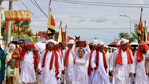 Lễ rước y trang Katê: Sợi chỉ đỏ thắt chặt tình đoàn kết Chăm – Raglai