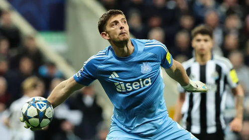 Thủ môn Premier League kiến tạo với pha ném bóng 60 mét, khiến Mourinho nhận thất bại