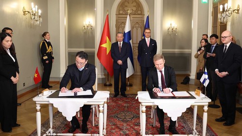 Tổng Bí thư Tô Lâm và Tổng thống Phần Lan chứng kiến Lễ ký kết các văn kiện hợp tác