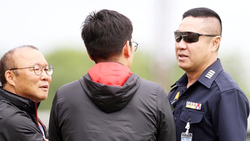 Đồng đội cũ của thầy Park tham gia vào việc ĐT Thái Lan sa thải HLV Nhật Bản, bị cộng đồng mạng chất vấn