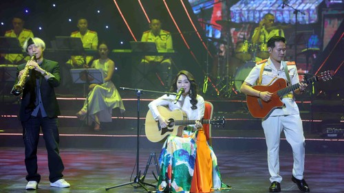 Chương trình nghệ thuật “Thắp sáng yêu thương” gây quỹ ủng hộ đồng bào vùng lũ lụt