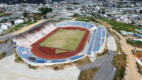 Sân vận động gần 300 tỷ đồng của Việt Nam chưa nghiệm thu đã hư hỏng, xuống cấp nghiêm trọng