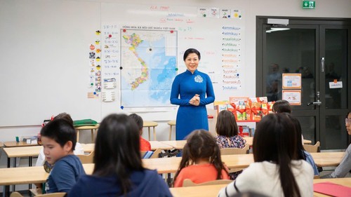 Phu nhân Ngô Phương Ly thăm, dự giờ lớp học tiếng Việt tại Trường phổ thông liên cấp Vesala, thành phố Helsinki, Phần Lan