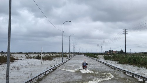Ảnh hưởng triều cường và mưa lớn, nhiều địa bàn tại Huế bị ngập sâu