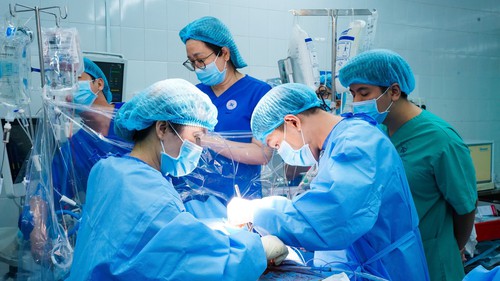 Ghép tạng của một phụ nữ bị chết não do tai nạn giao thông để cứu 5 bệnh nhân