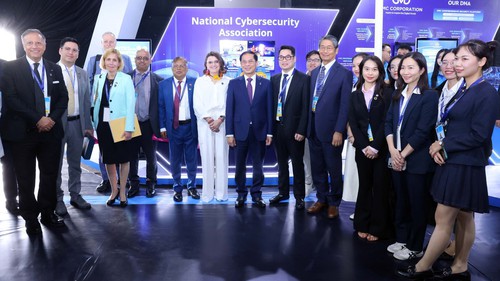 Các Trưởng đoàn dự Lễ mở ký Công ước Hà Nội tham quan Triển lãm công nghệ