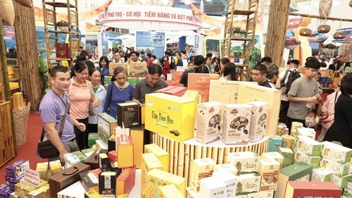 Không khí sôi động của Hội chợ mùa Thu 2025 ngay ngày đầu mở cửa đón du khách