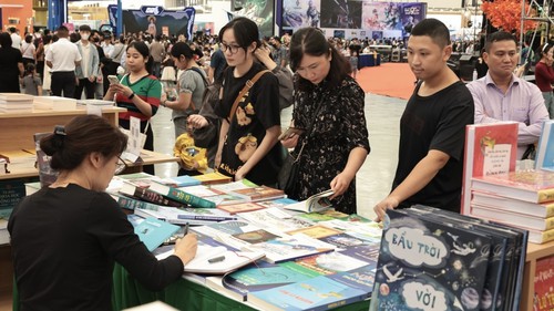 Khu trưng bày sách trở thành điểm nhấn văn hóa tại Hội chợ mùa Thu 2025