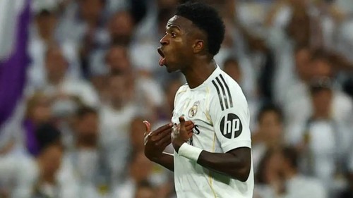 Vinicius đã phản ứng thế nào khiến HLV Alonso 'làm ngơ' không bắt tay?