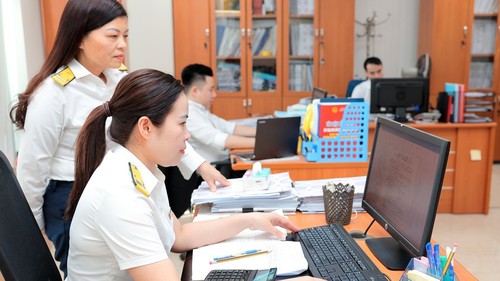 Viên chức “chân trong, chân ngoài”: Phân định rõ lĩnh vực được làm