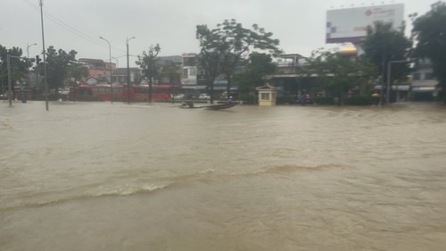 Huế: Nước dâng cao khiến nhiều khu vực bị cô lập, mất điện