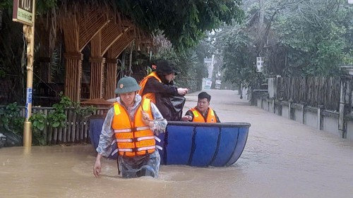 Lực lượng Bộ đội Biên phòng Đà Nẵng giúp dân vùng lũ đến nơi an toàn