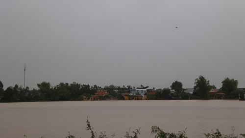 Đà Nẵng vẫn chìm sâu trong biển nước, giao thông chia cắt