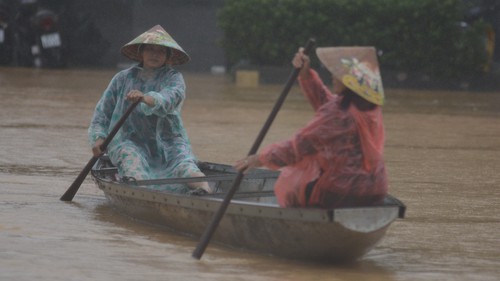 Người dân Huế khổ sở đi qua vùng nước ngập sâu
