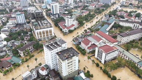 Trung tâm thành phố Huế vẫn ngập trong biển nước