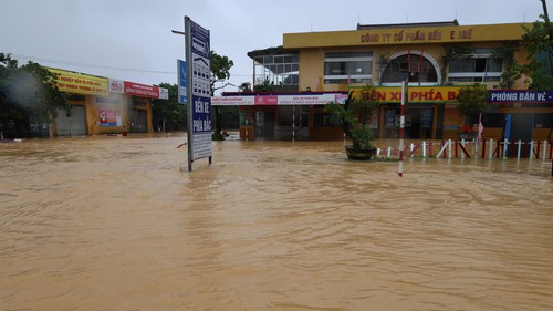 Huế: Nhiều khu vực trũng thấp vẫn bị ngập sâu trong nước lũ