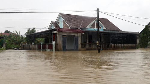 Huế: Nước lũ lên nhanh trở lại, nhiều khu vực hạ du lại chìm trong biển nước