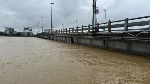 Quảng Ngãi: Nước lũ chạm dầm cầu Châu Ổ trên Quốc lộ 1, phân luồng giao thông lên cao tốc Bắc - Nam