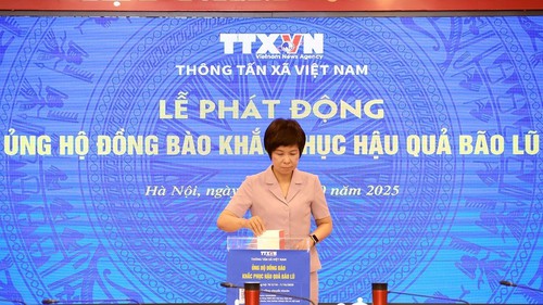 Thông tấn xã Việt Nam quyên góp ủng hộ đồng bào bị bão lũ