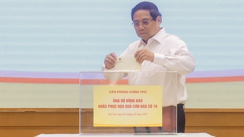 Thủ tướng Phạm Minh Chính và lãnh đạo Chính phủ ủng hộ đồng bào bị thiệt hại do bão lũ