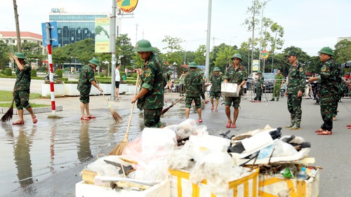 Quân đội huy động tối đa lực lượng, phương tiện hỗ trợ nhân dân khắc phục hậu quả bão số 10