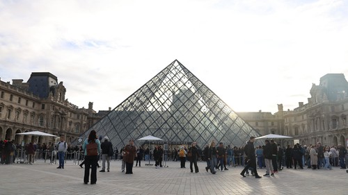 Pháp truy tố các nghi phạm trong vụ trộm tại Bảo tàng Louvre