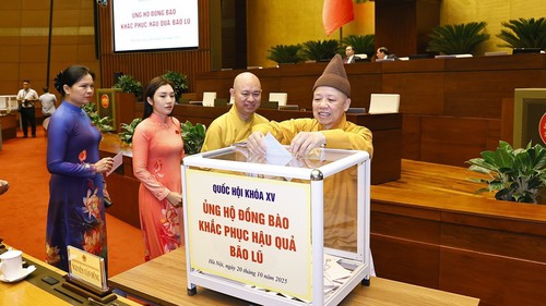 Tiếp tục vận động, ủng hộ đồng bào bị thiệt hại do bão số 11, 12 và mưa lũ gây ra