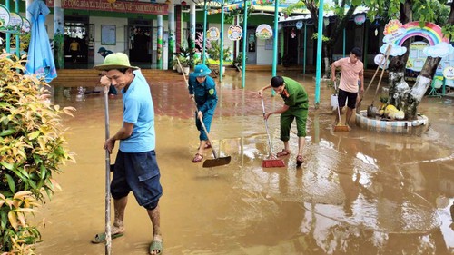 Phố cổ Hội An khẩn trương dọn dẹp hậu quả mưa lũ