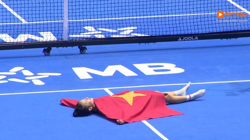 Tay vợt nữ Việt kiều ăn mừng đầy cảm xúc với Quốc kỳ sau khi cùng em trai vô địch pickleball tại Việt Nam