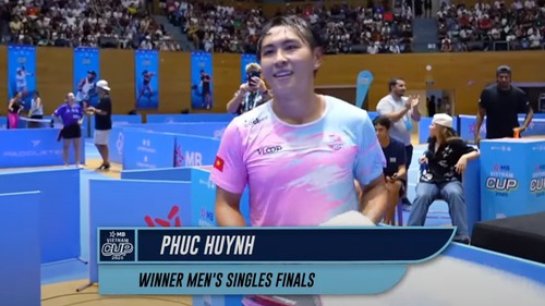 Vinh Hiển bị CĐV hô vang tên 'Hoàng Nam' khi ra sân chơi trận chung kết Pickleball