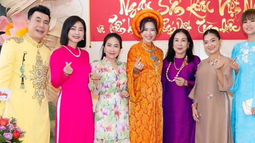 Hơn 200 nghệ sĩ của 3 thế hệ diện áo dài trong ngày giỗ Tổ sân khấu