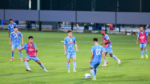 Tin nóng bóng đá Việt hôm nay 5/10: Đội tuyển Việt Nam tập buổi đầu tiên; Viktor Lê hội quân muộn