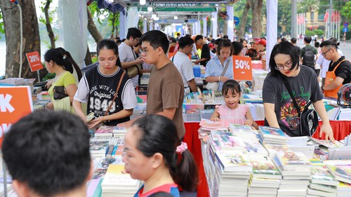 Hội sách Hà Nội 2025 lần thứ X - năm 2025 "Thăng Long - Hà Nội - Khát vọng vươn mình" 