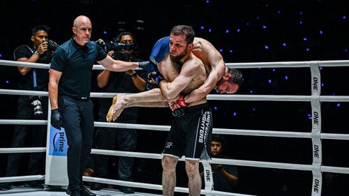 Dùng 'tuyệt chiêu' của đối thủ để khắc chế, võ sĩ MMA Nga hạ gục nhà vô địch người Mỹ