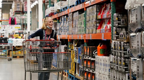 Gánh nặng thuế quan bắt đầu "ngấm" vào giá tiêu dùng Mỹ